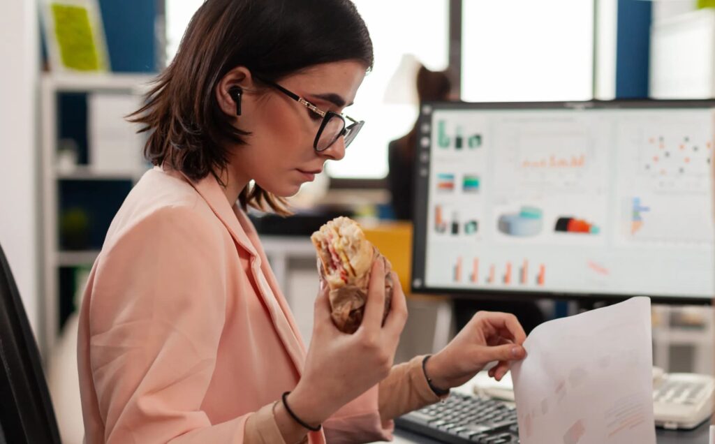 blog-gema-dietista-chica-en-oficina-comiendo-bocadillo